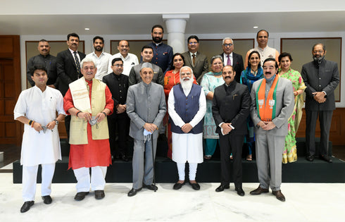 Srimad Bhagavadgita: (11 Volumes): With 21 Rare Sanskrit Commentaries in Original Calligraphy Commissioned by Maharaja Ranbir Singh of Jammu and Kashmir | HB | Dr Karan Singh | Dr Kamal K Mishra
